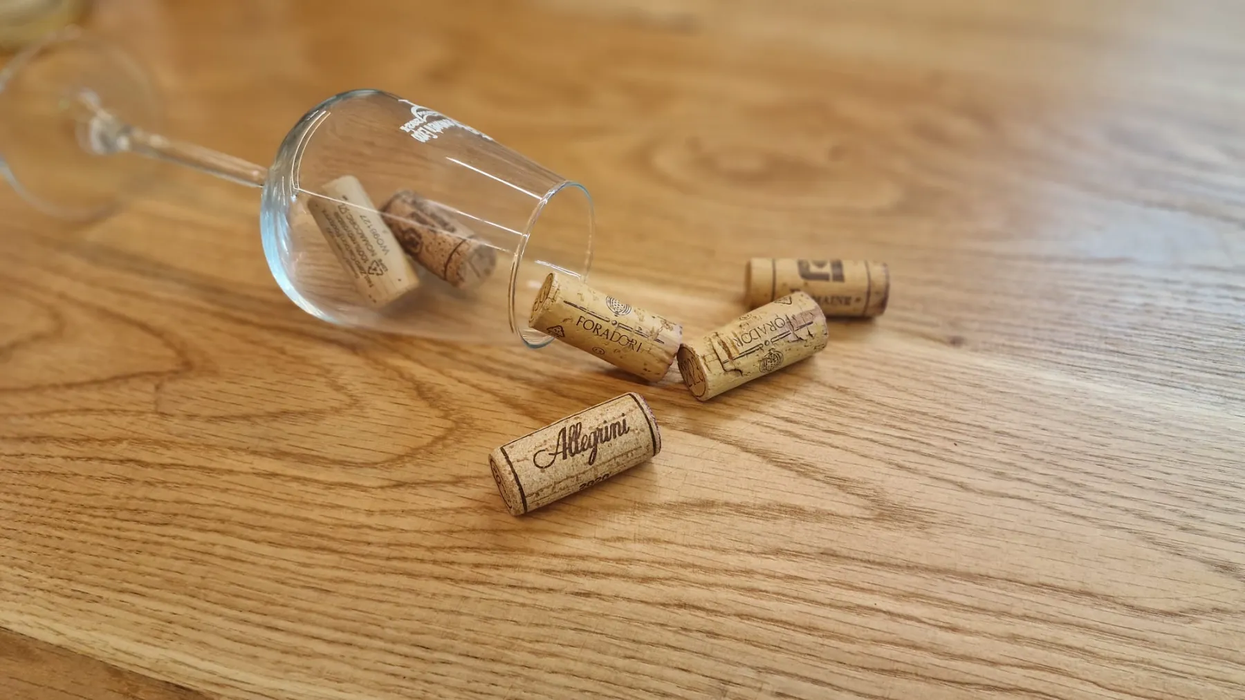 Collezione di tappi di vino utilizzati al wine bar