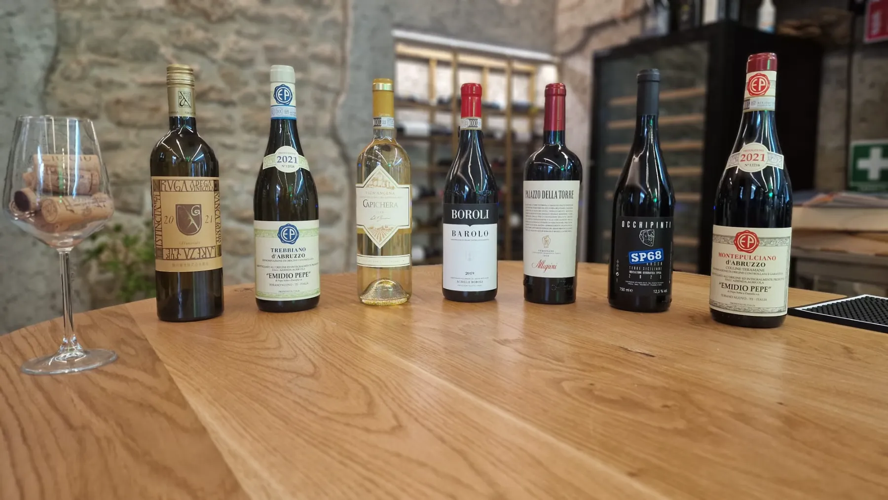 Composizione artistica con bicchieri e bottiglie di vino