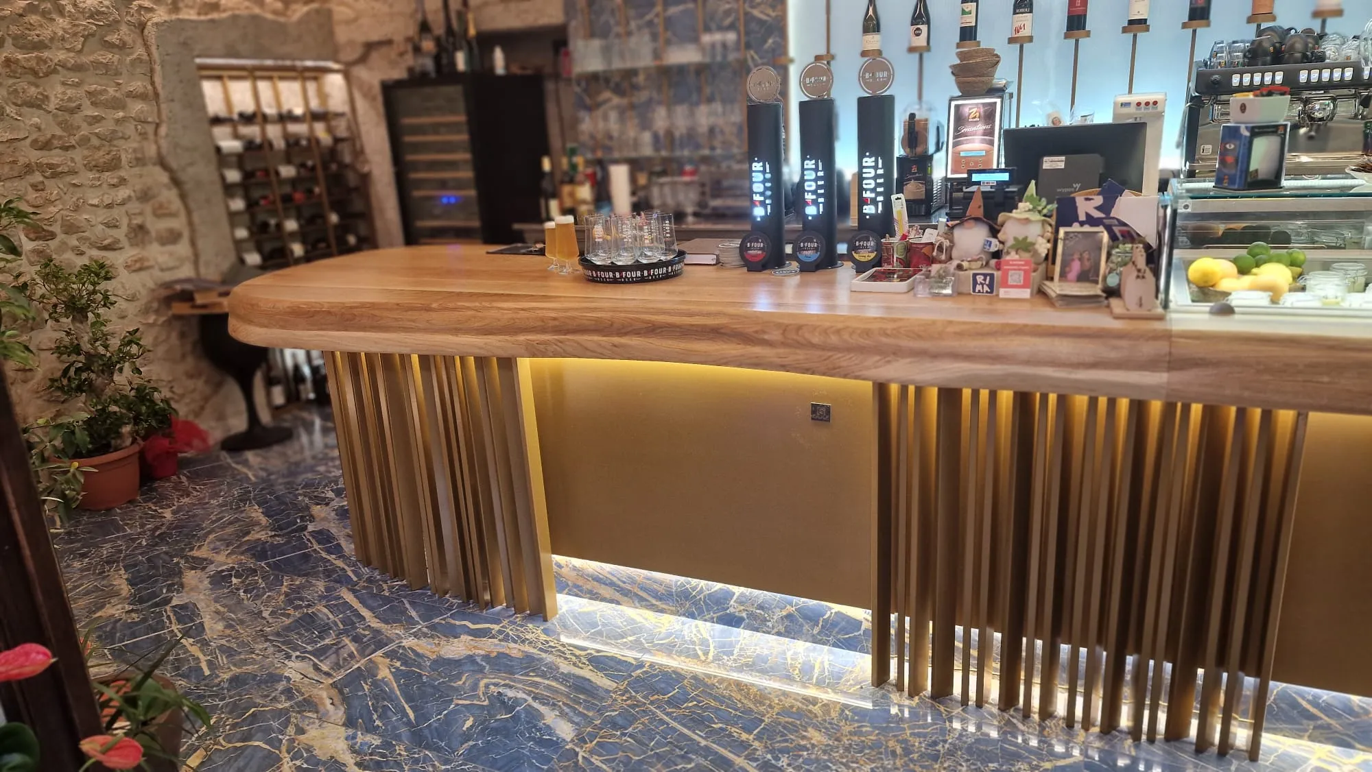 Vista dell'interno del locale RIMA Wine Bar