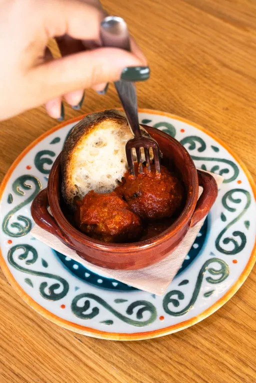 Polpette gourmet preparate con ingredienti freschi