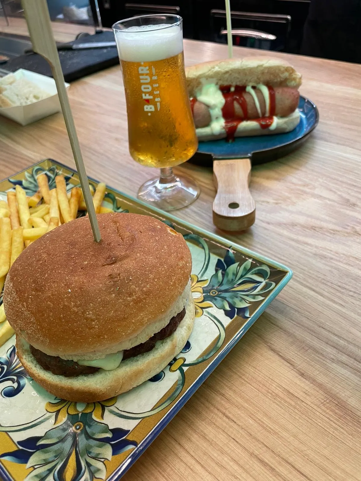 Tavolo apparecchiato con hamburger gourmet e vino
